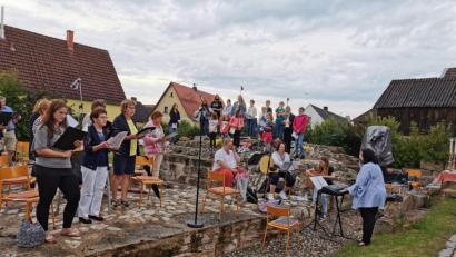 Bild: hzi
Der Kirchenchor, erhöht im Hintergrund der Kinder- und Jugendchor, geleitet von Sonja Schwemmer, spielt zum Thurndorfer Patrozinium auf.