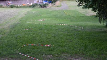 Bild: bey
Die rotweißen Trassierbänder zeigen in etwa den Verlauf des Dirtyparks an. Im unteren Teil grenzt die Bahn an den Schulsportplatz an.