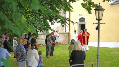 Bild: fvo
Pfarrer Norbert Götz und Diakon Janucz Szubartowicz ziehen vom Kirchhof in die Filialkirche St. Jakobus zur Festmesse. Viele Gläubige verfolgen den Gottesdienst im Kirchhof.