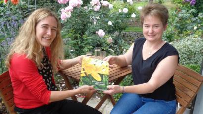 Bild: amö
Katharina Gierlach (links) übergibt Bürgermeitserin Sonja Meier ihren neuen Katalog.