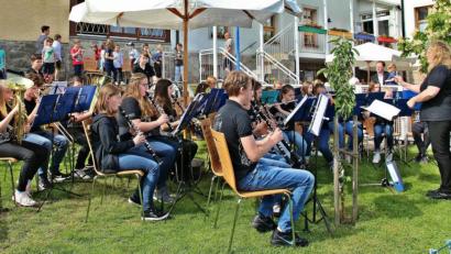 Archivbild: bph
Das Nachwuchsorchester der Jugendblaskapelle Nabburg spielte beim Sommerfest 2019 des Kindergarten St. Angelus unter Leitung von Dirigentin Karin Raab zur Unterhaltung der Gäste auf.