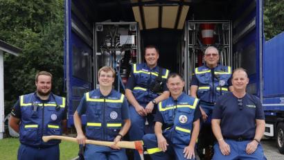 Bild: mfh
Zeno Sager, Wolfgang Müllhofer, Harald Enßner, Steffen Rieger, Walter Schuster und Christoph Schneider (von links) halfen bei den Aufräumarbeiten in Stolberg nach der dortigen Flutkatastrophe mit.