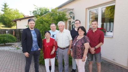 Bild: fvo
Im Kreise ihrer Familie feiert Margareta Friedl (Zweite von links) ihren 80. Geburtstag.