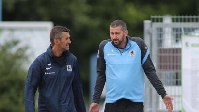 Bild: Ulrich Wagner
Was sie wohl wieder aushecken? "Löwen"-Coach Michael Köllner (links) und sein wichtigster Ansprechpartner im Team, Sascha Mölders.