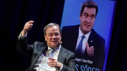 Archivbild: Jörg Carstensen/dpa
Noch vor seiner Wahl zum CDU-Chef präsentierte Armin Laschet (CDU) augenzwinkernd die Biographie "Markus Söder - Der Schattenkanzler".