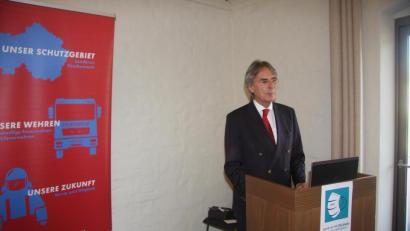 Bild: wro
Regierungspräsident Axel Bartelt sprach bei der Tagung der Oberpfälzer Feuerwehrführungskräfte in der Burg Falkenberg.