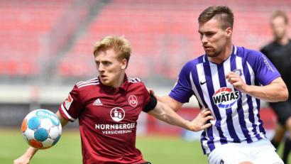 Bild: Timm Schamberger/dpa
Mats Möller Dähli (links) war auch am Sonntag gegen Erzgebirge Aue bester Nürnberger. Der Norweger kam vor einem halben Jahr vom KRC Genk, wurde im Sommer für 1,5 Millionen Euro Ablöse fest verpflichtet.