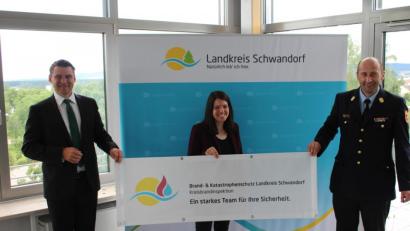 Bild:  Pressestelle Kreisbrandinspektion Landkreis Schwandorf /exb
Landrat Thomas Ebeling, die Leiterin des Sachgebietes Brand- und Katastrophenschutz, Viktoria Schmalhofer, sowie Kreisbrandrat Christian Demleitner stellten das neue Logo vor.