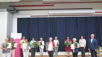 Bild: jzk
CSU-Ortsvorsitzender Werner Nickl, Kreisvorsitzende Tina Zeitler (von rechts) und Bezirksvorsitzende Barbara Gerl (hinten, Dritte von rechts) gratulierten den Jubilarinnen.