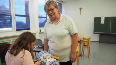 Bild: bl
Für Frieda Roith, hier mit einer Nachwuchs-Klöpplerin, ist ein Punkt erreicht, an dem sie mangels Wertschätzung keine Chance für eine weitere Zusammenarbeit des Klöppelkreises mit der Stadt Schönsee sieht.