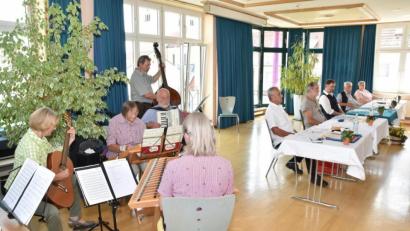 Bild: hcz
"Guade Freind" unter der Leitung von Hermann Lang (am Kontrabass) untermalten die Lesung der Mundartdichter Wolfgang Leo Bäumler, Günter Weber, Markus Keßler, Helmut Erndt und Christa Haubner (am Tisch, von links) musikalisch.