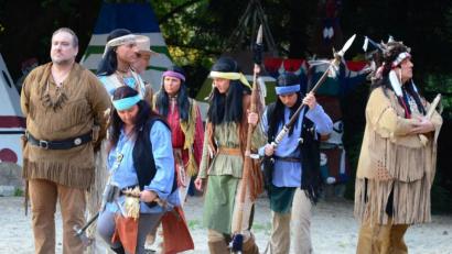 Bild: Kunz
Old Shatterhand (Woife Berger), Winnetou (Matthias M.) und Old Surehand (Sven Kramer) gefesselt in den Händen der Navajos.