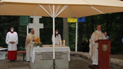 Bild: kro
Hauptzelebrant und Prediger unterm großen Schirm war Stadtpfarrer und Dekan Dr. Thomas Vogl, Konzelebrant war Pater Friedhelm Czinczoll.