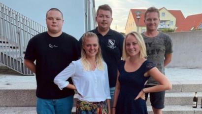 Bild: hai
Die neue Führungsspitze der Speichersdorfer Kirwa-Gesellschaft mit Leonhard Bruckner, Kathrin Weidmann, Patrick Sendelweck, Sonja Weidmann und Maurice Hofmann (von links).