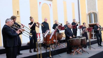 Bild: do
Das Barocktrompeten-Ensemble Berlin im auserkauften Innenhof des Klosters Speinshart. Mit "Pauken und Trompeten" begeisterten die elf Musiker die circa 150 Besucher mit der Musik der Kaiser, Könige und Fürsten aus dem 17. und 18. Jahrhundert.