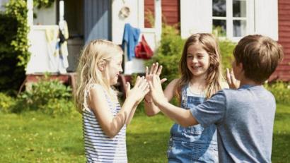 Symbolbild:  Rosa Hellregen/Westend61/dpa
Haustausch-Urlaub ist perfekt für Familien geeignet, die eine gewisse Portion Neugier mitbringen.