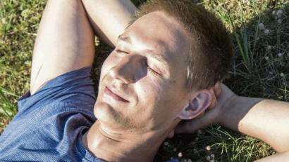 Symbolbild:  Christin Klose/dpa
Einfach mal auf die Wiese fallen lassen: Die Natur bewusst wahrzunehmen, wirkt vitalisierend.