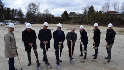Bild: szl
Nach drei Jahren Planung erfolgt der Spatenstich für das neue Kewog-Gebäude auf dem ehemaligen SMCS-Gelände. Im Bild: Hans-Jörg Schön (Sparkasse), Landschaftsarchitekt Albrecht Strohn, Landrat und Kewog-Aufsichtsratvorsitzender Wolfgang Lippert, Bürgermeister Franz Stahl, Aufsichtsratmitglied Toni Dutz, Kewog-Geschäftsführer Bernd Büsching, Projektleiter Herwig Kampe und Projektleiter Stefan Meyer von der Regnauer Fertigbau GmbH (von links).