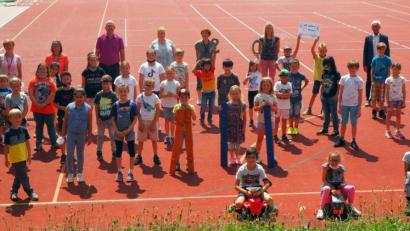 Bild: jpl
Das 20-jährige Bestehen der gfi Weiden feierten die Kinder der Offenen Ganztagsschule in Neusorg zusammen mit ihren Betreuerinnen sowie Rektor Alexander Köstler, Konrektorin Sandra Schmidl und Bürgermeister Peter König.