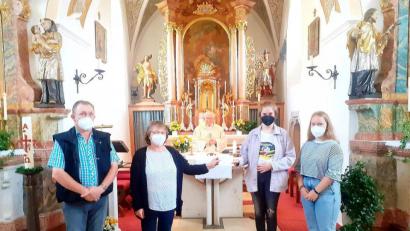Bild: Christine Sommer/Pfarrbüro St. Emmeram/exb 
Otto und Monika Selch vom Verein "Sternenkinder", Pater Friedhelm und die beiden Oberministrantinnen Eva Wifling und Maxima Fischer (von links) bei der Spendenübergabe in der Pfarrkirche Münchenreuth..