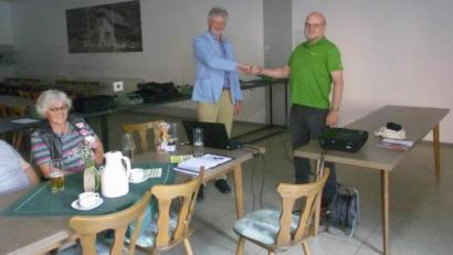 Bild: njn
Referent Georg Pilhofer (stehend, von links) und Seniorenbeauftragter Roland Lochner.