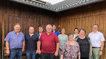 Bild: Grabinger, Franz
Die neugewählte Vorstandschaft des Johannivereins Weiding mit Sabine Stangl (Vierte von rechts) und Anton Schieder (Vierter von links) an der Spitze, zusammen mit Bürgermeister Franz Grabinger (rechts).
