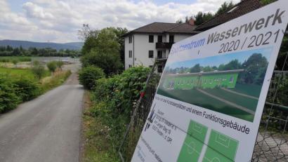 Bild: rg
Für "2020/2021" kündigt das Bauschild an der Prinz-Ludwig-Straße das Sportzentrum an. Nach den derzeitigen Komplikationen könnte es länger dauern.