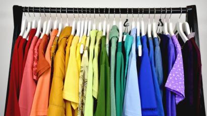 Bild: Witt-Gruppe
Klamotten nach den Farben des Regenbogens sortiert: Die Witt-Gruppe legt Wert auf Diversität.