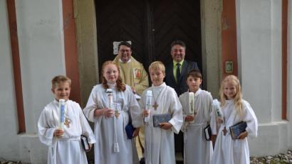 Bild: gi
Fünf Kinder gingen erstmals an den Tisch des Herrn. Aus der Hand des Pfarrers Udo Klösel empfingen sie die heilige Kommunion. Den Kommunionkindern gratulierte Lehrer Sandro Stefinger.