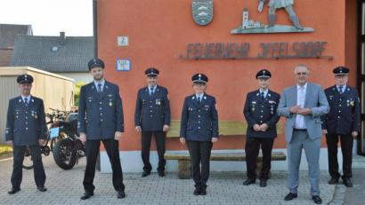 Bild: slh
Die Aktiven der Feuerwehr Iffelsdorf wählten Josefine Duscher zur Kommandantin. Das Bild zeigt (von links) Hans Herdegen, Andreas Kubik, Michael Kiener, Josefine Duscher, Kreisbrandmeister Günther Ponnath, Bürgermeister Richard Tischler und Vorsitzenden Ernst Wurmstein.