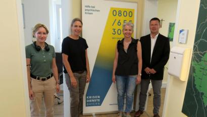 Bild: Rudolf Hirsch
Alina Mende, Stefanie Voll, Katjenka Wild und Jens Scheffel (von links) gehören zum Team der Leitstelle "Krisendienst Oberpfalz", die sich in der Friedrich-Ebert-Straße in Schwandorf befindet.