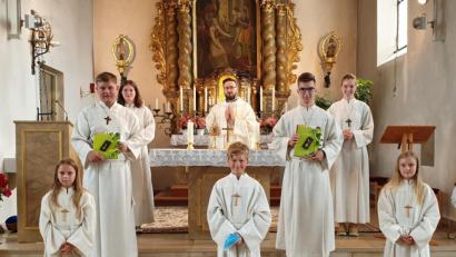 Bild: Manuela Popp/exb
Bei einem Gottesdienst ehrt die Pfarrei Ursensollen langjährige Ministranten.