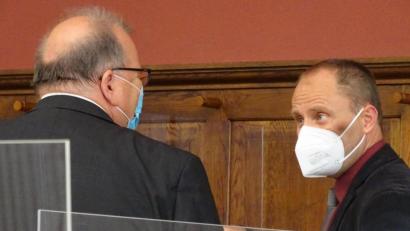 Bild: Houschka
Sachverständige hinter Corona-Trennscheiben: Der Erlanger Rechtsmediziner Stefan Seidl (links) und der beim Landeskriminalamt München arbeitende Biomechaniker Nivi Adamec bestimmten mit ihren Gutachten den Ablauf des dritten Prozesstages. Dabei stellte sich heraus: Karlheinz R. aus Schwandorf war am Tatort in Büchelkühn.