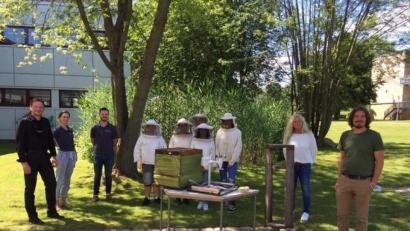 Bild: Maria Wurm/exb
Bei der Übergabe der Bienenstockwaage an die Imker-AG der Mittelschule Waldsassen (von links) Tilo Scharnagl von der Volksbank Raiffeisenbank Nordoberpfalz eG Geschäftsstelle Waldsassen, Sarah und Christian Wolf von der Firma Wolf-Waagen, Schülerinnen und Schüler der Imker-AG, Schulleiterin Claudia Strobel-Dietrich und Matthias Burger, Leiter der Imker-AG.