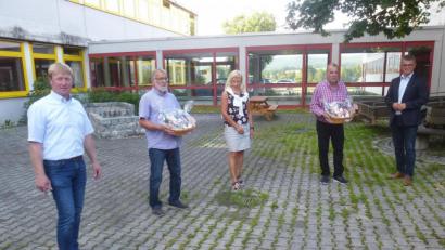 Bild: mad
Hans Graßl (Zweiter von links) und Erich Schmid (Zweiter von rechts) sind aus der Schulverbandsversammlung verabschiedet worden. Für ihren Einsatz bedankten sich (von rechts) Vorsitzender Martin Birner, Rektorin Irene Träxler und stellvertretender Vorsitzender Markus Schiesl.