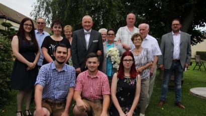 Bild: kro
Marile und Hugo Kraus (Mitte) feierten goldene Hochzeit. Dazu gratulierten die Familie sowie Bürgermeister Stephan Schübel (rechts).