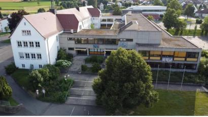 Bild: beg
Die Grund- und Mittelschule Windischeschenbach wird wohl abgerissen. So zumindest lautet das knappe Ergebnis des Bürgerentscheids.