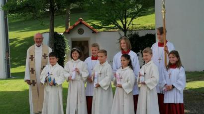 Bild: ga
Fünf Kinder traten in Altfalter erstmals an den Tisch des Herrn.