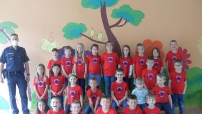 Bild: rpp
25 Vorschulkinder des Kinderhauses Pusteblume genossen den Tag mit Carsten Landgraf (links) von der Polizeiinspektion Kemnath, der ihnen den Alltag eines Polizisten erklärte.