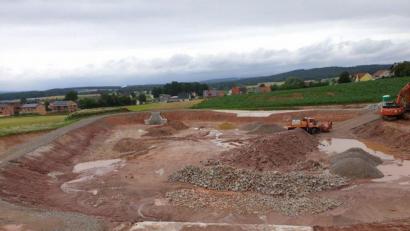 Bild: lf
Das Hochwasserrückhaltebecken Akazienweg: Noch sieht es eher aus wie eine klaffende Wunde in der Erde und ein Monsterbauwerk. Mit einem landschaftspflegerischen Begleitplan soll sich das ändern.