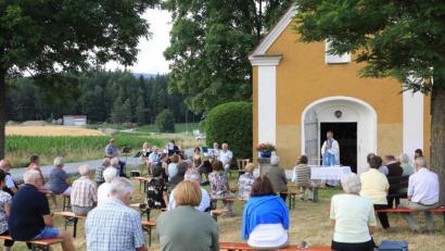 Bild: njn
Vor der St.-Anna-Kapelle feierten die Gläubigen zum Patrozinium Gottesdienst.