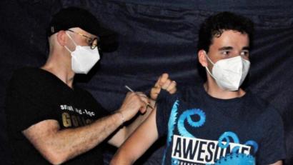 Bild: Ernst Reiß/hfz
Insgesamt 13 Mal verabreichte Dr. Ralf Cronenberg (links) in den Spielpausen der Band eine Impfdosis.