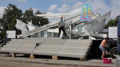 Bild: frd
Zu Beginn der Wochen haben die Aufbauarbeiten für die Fahrgeschäfte begonnen, die beim ersten "Sommervergnügen" in Oberviechtach besonderer Anziehungspunkt sein sollen. Hier wird die Riesenschiffschaukel "Party-Boot" aufgestellt.