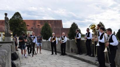 Bild: szl
Ein Fernsehteam des Bayerischen Rundfunks filmte im August 2020 das Ensemble Klarus-Blech um Klaus Rustler auf der Fischhofbrücke im Fischhofpark für die Reihe "Blasmusik in Bayern".