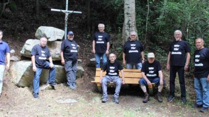 Bild: soj
Bürgermeister Wolfgang Söllner (links) bedankte sich bei den Mitgliedern der Gruppe „Wir für Ebnath“ für die zahlreichen ehrenamtlichen Arbeiten im Gemeindebereich Ebnath