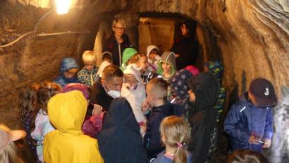 Bild: rn
Im Felsenkeller herrschte Gespensterstimmung, als Bürgermeister Marcus Gradl den Vorschulkindern der Kindertagesstätte eine spannende Geschichte vorlas.
