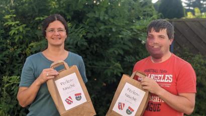 Bild: nza
Die Jugendbeauftragten Barbara Neugirg und Andreas Heinz verteilten am Wochenende ihre Ferientaschen. Jedes Gemeindekind zwischen drei und 13 Jahren erhielt eine Tasche nach Hause geliefert.