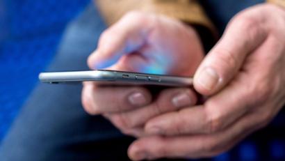 Symbolbild: Hauke-Christian Dittrich/dpa
Smartphone-Nutzer sollen bald eine Orts-App für die Gemeinde Illschwang laden können.