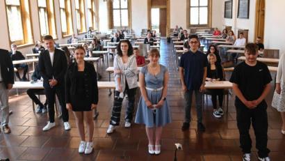 Bild: gf
Die Jahrgangsbesten der Amberger Schulen, zusammen mit (von links) Oberbürgermeister Michael Cerny, Philip Bogner, Veronika Wegele, Hannah Krückeberg, Darja Lorenz, Moritz Bäumler, Luis Kowalczyk und Schulamtsdirektorin Beatrix Hilburger.