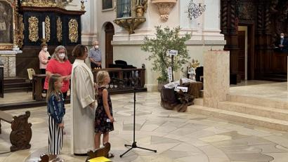 Bild: Markus Scharnagl/exb
Beim Gottesdienst zum Welttag für Großeltern und ältere Menschen trugen Großeltern und Enkel gemeinsam die Kyrierufe und Fürbitten vor.